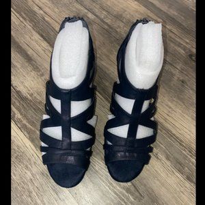 Size women’s 6 dark navy blue heels, easy street